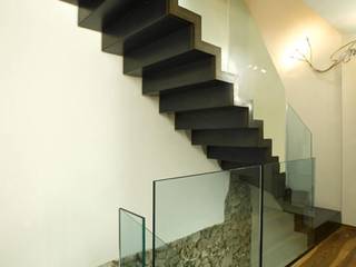 Abitazione su tre livelli in centro storico - Trentino orientale, Modena Architetto Giovanni Modena Architetto Giovanni Couloir, entrée, escaliers modernes