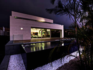 Vivienda unifamiliar en la Quinta. , CORREA + ESTEVEZ ARQUITECTURA CORREA + ESTEVEZ ARQUITECTURA Infinity pool