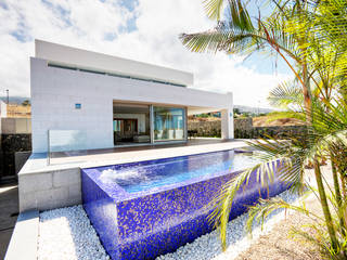 Vivienda unifamiliar en la Quinta. , CORREA + ESTEVEZ ARQUITECTURA CORREA + ESTEVEZ ARQUITECTURA Infinity pool