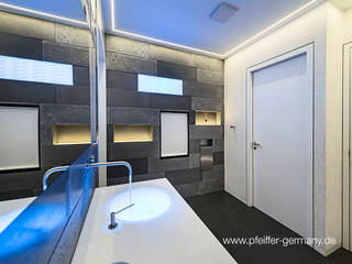 Kunden-WC par excellence, Pfeiffer GmbH & Co. KG Pfeiffer GmbH & Co. KG Commercial spaces Tiles