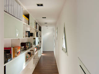 Vivienda unifamiliar en Navàs, eidée arquitectes S.L.P. eidée arquitectes S.L.P. Minimalist corridor, hallway & stairs