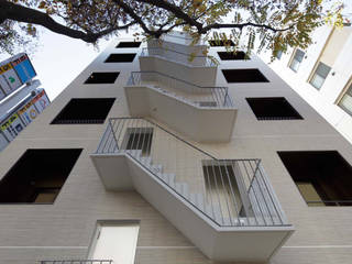 ケヤキの前の集合住宅（多様なユーザーに対応する集合住宅）, トレス建築事務所 トレス建築事務所 Modern corridor, hallway & stairs