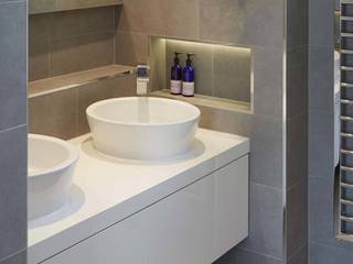 homify Modern bathroom