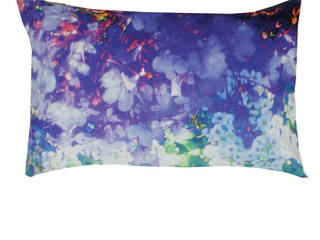 WASHED LILY & VIOLET LINEN CUSHION , Suzanne Goodwin Suzanne Goodwin Modern Oturma Odası