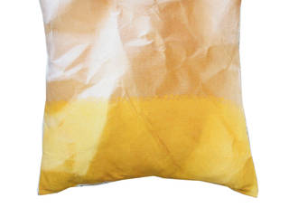 MELLO YELLOW CRINKLED PAPER PRINT CUSHION, Suzanne Goodwin Suzanne Goodwin Dormitorios modernos: Ideas, imágenes y decoración