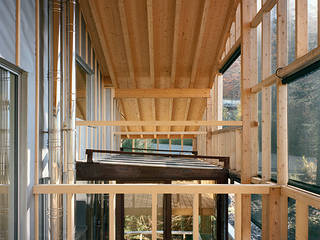 Haus Nguyen Jomini & Zimmermann Architekten Moderner Balkon, Veranda & Terrasse