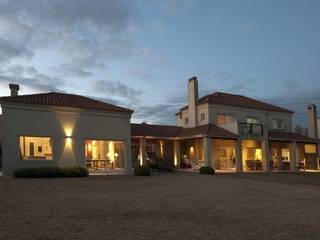 The Lake House, FamilyHouses FamilyHouses Casas de estilo mediterráneo