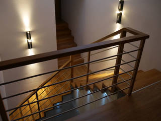 Faltwerktreppe, teamlutzenberger teamlutzenberger Pasillos, vestíbulos y escaleras de estilo moderno