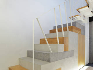 百人町・M-House, 平野智司計画工房 平野智司計画工房 Modern corridor, hallway & stairs Stone