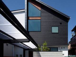 黒の焼杉と大開口が象徴的な２世帯住宅｜桜川の家, シーズ・アーキスタディオ建築設計室 シーズ・アーキスタディオ建築設計室 Modern Houses
