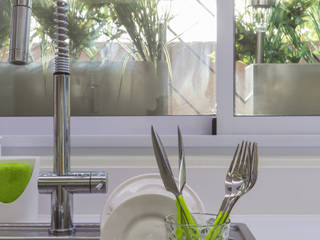 House in Belgrano, GUTMAN+LEHRER ARQUITECTAS GUTMAN+LEHRER ARQUITECTAS Modern kitchen Sinks & taps