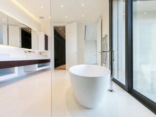 CASA SV II, RM arquitectura RM arquitectura ミニマルスタイルの お風呂・バスルーム