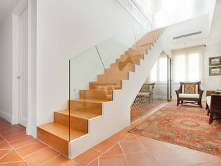 HOUSE IN VALDEMARIN, Serrano Suñer Arquitectura Serrano Suñer Arquitectura Classic corridor, hallway & stairs