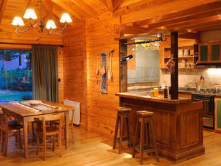 Otros interiores de Patagonia Log Homes, Patagonia Log Homes - Arquitectos - Neuquén Patagonia Log Homes - Arquitectos - Neuquén Dining room لکڑی Wood effect