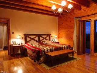 Otros interiores de Patagonia Log Homes, Patagonia Log Homes - Arquitectos - Neuquén Patagonia Log Homes - Arquitectos - Neuquén Wiejska sypialnia Drewno O efekcie drewna
