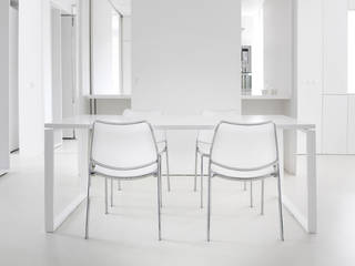 Sillas y mesas, Aram interiors Aram interiors Soggiorno minimalista Alluminio / Zinco