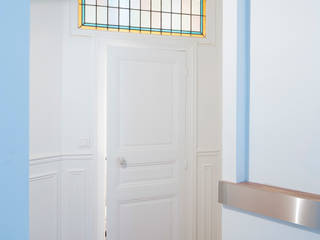 Appartement Haussmannien, MELANIE LALLEMAND ARCHITECTURES MELANIE LALLEMAND ARCHITECTURES Modern corridor, hallway & stairs