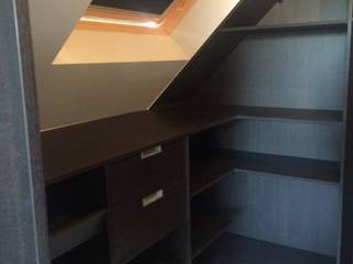Dressing sous combles, EVOLUMEUBLE SPRL EVOLUMEUBLE SPRL Modern dressing room