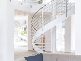 Bauhaus-Villa westlich von Köln , Immotionelles Immotionelles モダンデザインの リビング 白色