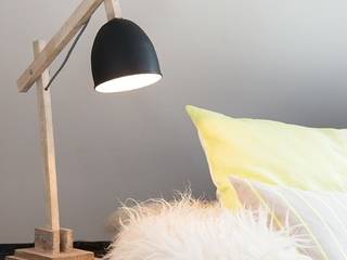 Drewniana lampa na biurko, Chwila Inspiracji Chwila Inspiracji Studio in stile scandinavo