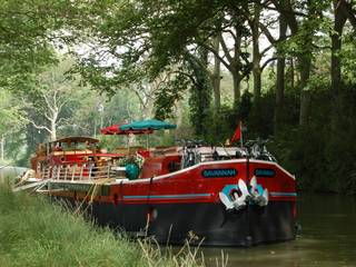 Péniche Savannah sur le Canal du Midi, ID SPACE ID SPACE Yates y jets de estilo colonial