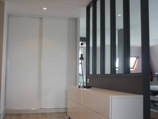 RENOVATION D'UN APPARTEMENT en bord de mer, LM conception LM conception Modern corridor, hallway & stairs