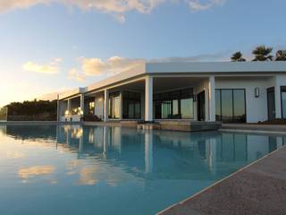 Architecture intérieure d’une villa réunionnaise, les bains et les cuisines d'Alexandre les bains et les cuisines d'Alexandre Piscinas de estilo moderno