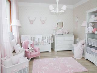 Pokój dziewczynki w subtelnym pudrowym różu, Caramella Caramella Classic style nursery/kids room