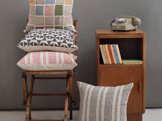 Cushions, Zoe Attwell Zoe Attwell Ruang Keluarga Modern