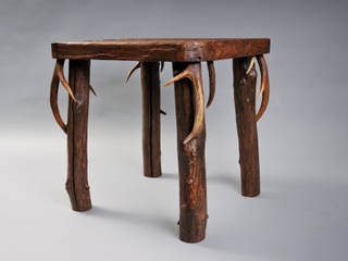 Kaffeetisch aus Alt- und Wildholz mit Hirschgeweihen, Tuldok Tuldok Living room لکڑی Wood effect Side tables & trays