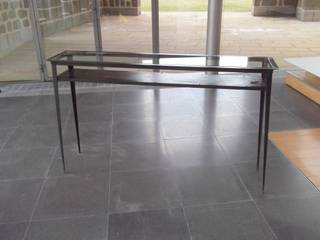 Console Table in steel and glass - Achrone #1, Forge Art by A.T.R Forge Art by A.T.R Corredor, vestíbulo e escadasCômodas e estantes