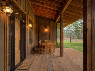 Lucky 4 Ranch, Uptic Studios Uptic Studios Rustic style house