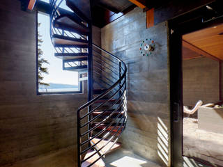 Coeur D'Alene Residence, Uptic Studios Uptic Studios Pasillos, vestíbulos y escaleras modernos
