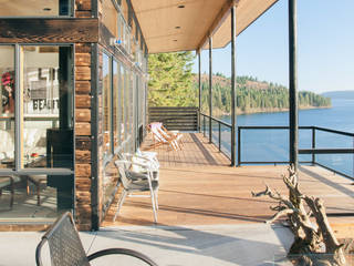 Camp Hammer, Uptic Studios Uptic Studios Moderne balkons, veranda's en terrassen