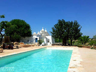 Complesso trulli. Valle d'Itria, Azzurra Garzone architetto Azzurra Garzone architetto Piscina in stile mediterraneo