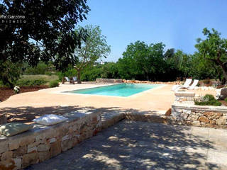 Complesso trulli. Valle d'Itria, Azzurra Garzone architetto Azzurra Garzone architetto Mediterranean style pool