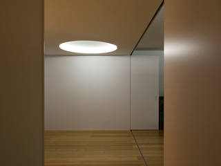 M Apartment, TERNULLOMELO Architects TERNULLOMELO Architects Modern corridor, hallway & stairs