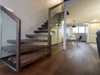 Frameless Glass Balustrade to the floating staircase, Inox City Ltd Inox City Ltd Modern living room