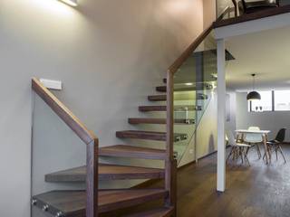 Frameless Glass Balustrade to the floating staircase, Inox City Ltd Inox City Ltd Nowoczesny salon