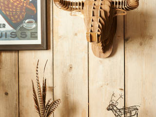 laminated walnut bull head trophy. brush64 Moderne Wohnzimmer Accessoires und Dekoration