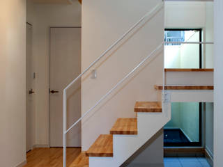 大島の家, アトリエ・ノブリル一級建築士事務所 アトリエ・ノブリル一級建築士事務所 Minimalist corridor, hallway & stairs