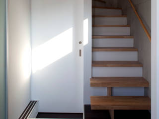 目黒の家, アトリエ・ノブリル一級建築士事務所 アトリエ・ノブリル一級建築士事務所 Minimalist corridor, hallway & stairs