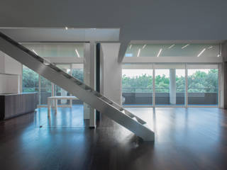 Un attico, Mario Ferrara Mario Ferrara Modern corridor, hallway & stairs