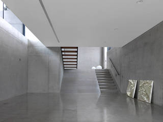 Stormy Castle, LOYN+CO ARCHITECTS LOYN+CO ARCHITECTS Pasillos, halls y escaleras minimalistas