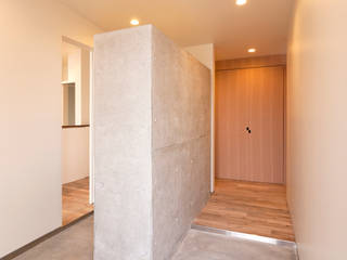桜ヶ丘の家, 有限会社MuFF 有限会社MuFF Minimalist corridor, hallway & stairs