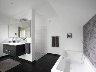 homify Modern bathroom