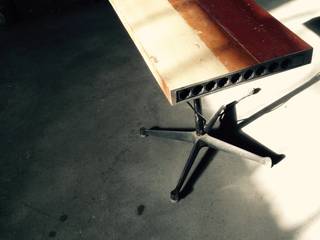 Kraftwerk side table, Studio KERTI Studio KERTI インダストリアルデザインの リビング