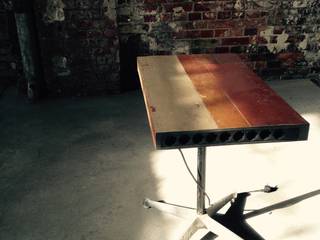 Kraftwerk side table, Studio KERTI Studio KERTI インダストリアルデザインの リビング