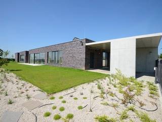 FAMILY HOUSE IN OŘECH,CZECH REPUBLIC, MARKÉTA CAJTHAMLOVÁ, ARCHITEKTONICKÁ PROJEKČNÍ KANCELÁŘ MARKÉTA CAJTHAMLOVÁ, ARCHITEKTONICKÁ PROJEKČNÍ KANCELÁŘ Гараж в стиле минимализм