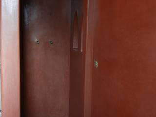 Sala da Bagno in Tadelakt Rosso Marrakech, Tadelakt keloe Tadelakt keloe Baños de estilo mediterráneo